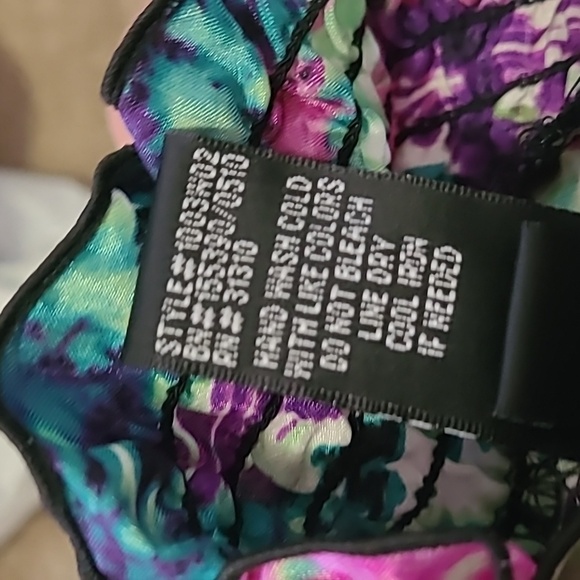 IZ Byer California,  100 % poly, bright color pallet,  sleeveless,  high neck - Picture 7 of 7